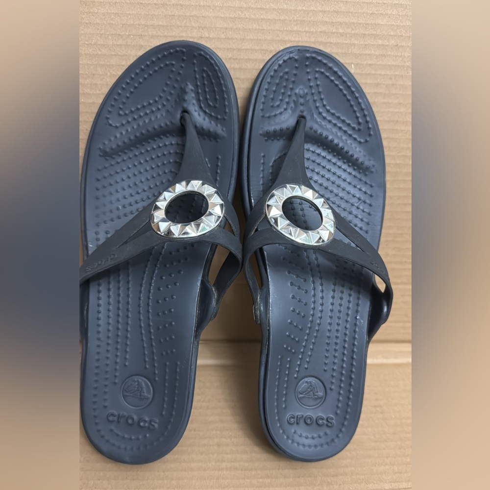 Sz 8 CROCS SANRAH WOMENS WEDGES SANDALS BLACK WITH SILVER RING